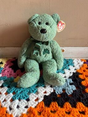 Vintage Ty Beanie Buddy Green Shamrock Plush Bear with Ribbon and Heart Tag